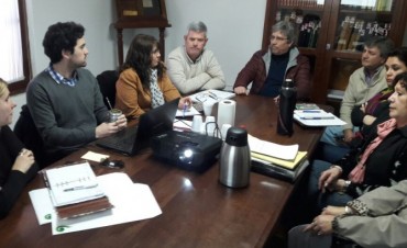 Capacitación a agentes municipales de la zona de Victorica en Licencias Comerciales.