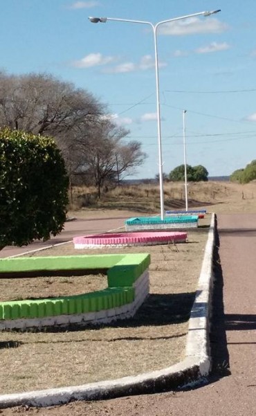 Carro Quemado: Pintan canteros