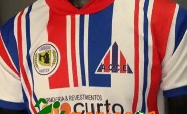 Victoriquenses en Chile con camiseta de castenses