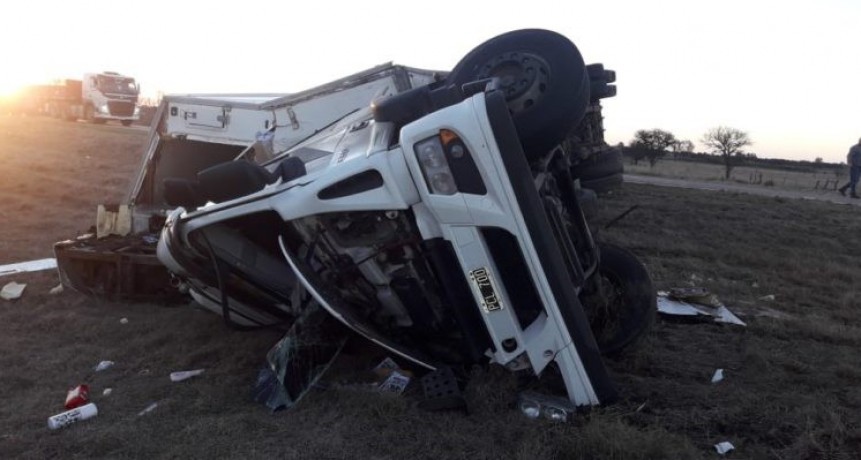 Volcó un camión en Anguil y saquearon una carga millonaria
