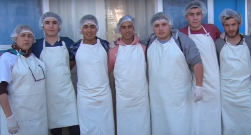 A LOS ALUMNOS SE LES ENSEÑA Y CAPACITA PARA DARLE EL VALOR AGREGADO A LOS PRODUCTOS (VIDEO)
