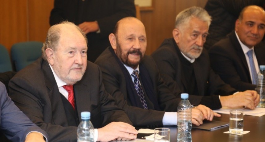 Gobernadores rechazaron las medidas económicas de Macri: «El lunes vamos a la Corte», adelantó Verna