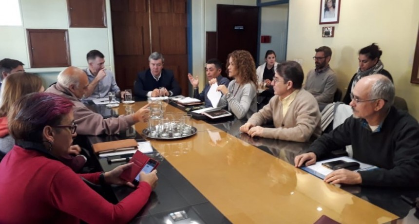 El Gobierno subió la oferta al 13% y los gremios aceptaron