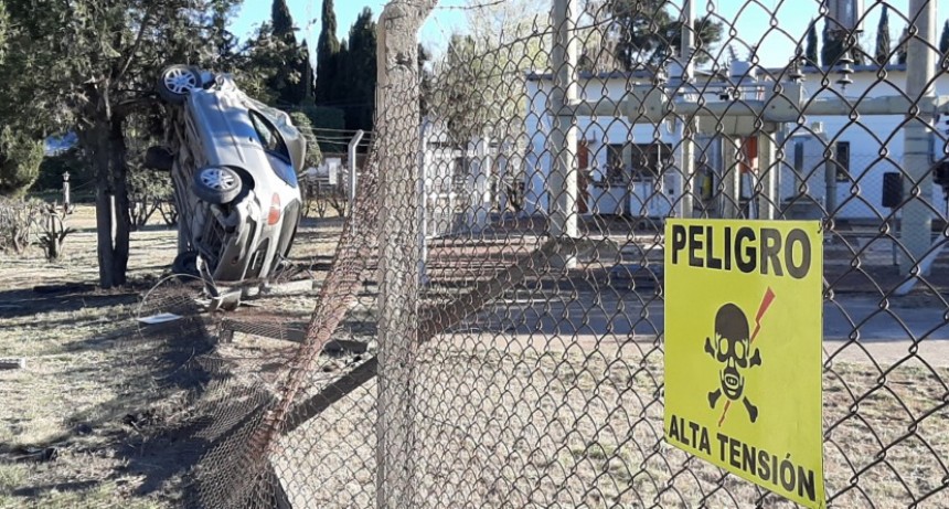  VUELCO EN ACCESO RUTA 10, CASI UNA TRAGEDIA 