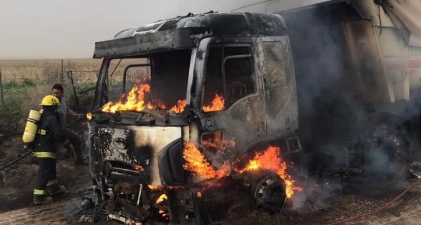 DESPERFECTO ELÉCTRICO INCENDIA UN CAMIÓN CON CEREAL