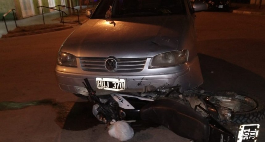 ACCIDENTE ENTRE AUTO Y MOTO, HAY LESIONADOS