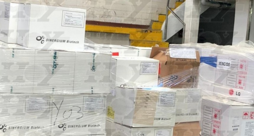 Encuentran millones de vacunas vencidas que el gobierno de Macri nunca entregó