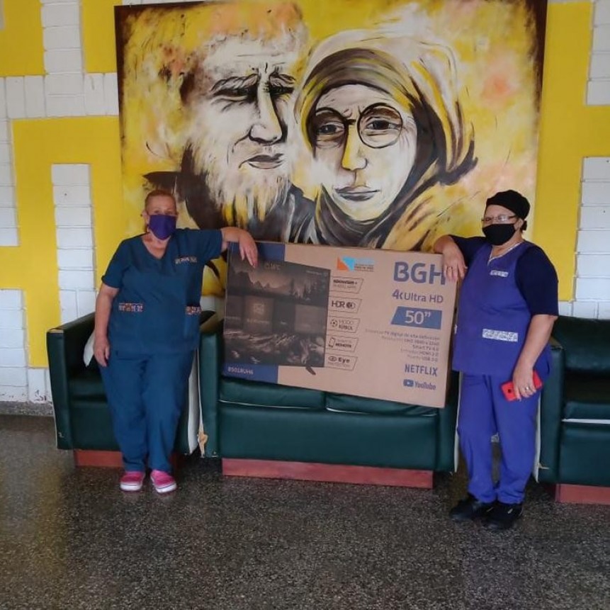 LA CEVIC SOLIDARIA ENTREGÓ UN SMART TV 50 PULGADAS Y BARBIJOS AL HOGAR DE ANCIANOS