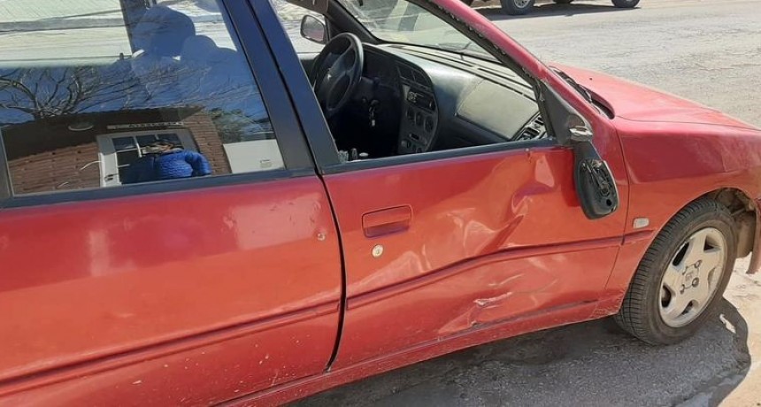 MOTO COLISIONÓ UN AUTO, EL CONDUCTOR DE LA MOTO FUE LLEVADO AL HOSPITAL LOCAL
