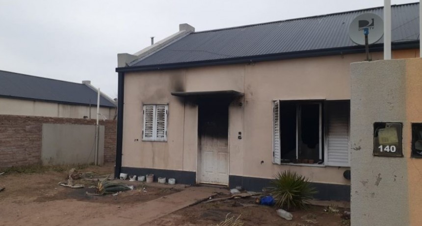 Una familia de Victorica necesita de la solidaridad de todos : su vivienda se quemó y perdió absolutamente todo