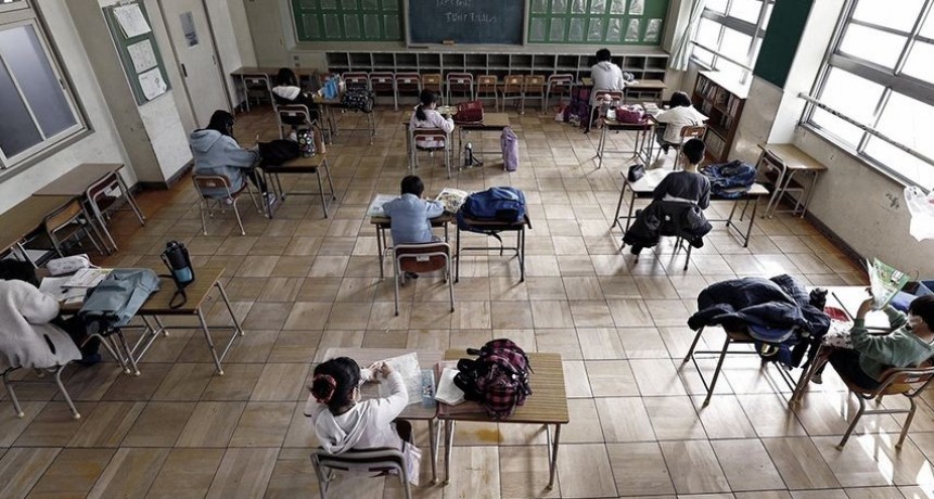 REDUCIRÁN A 90 CM EL DISTANCIAMIENTO EN LAS AULAS Y SE VOLVERÍA A LA PRESENCIALIDAD PLENA