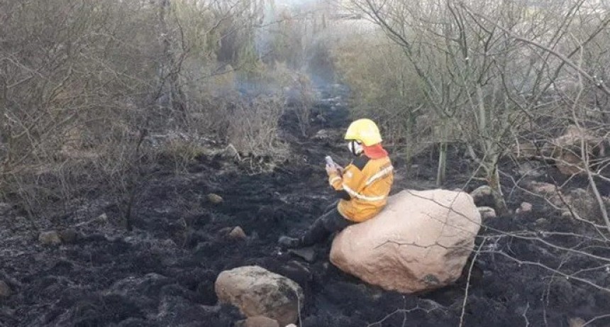 Bombero terminó de apagar un incendio y se conectó para rendir una materia