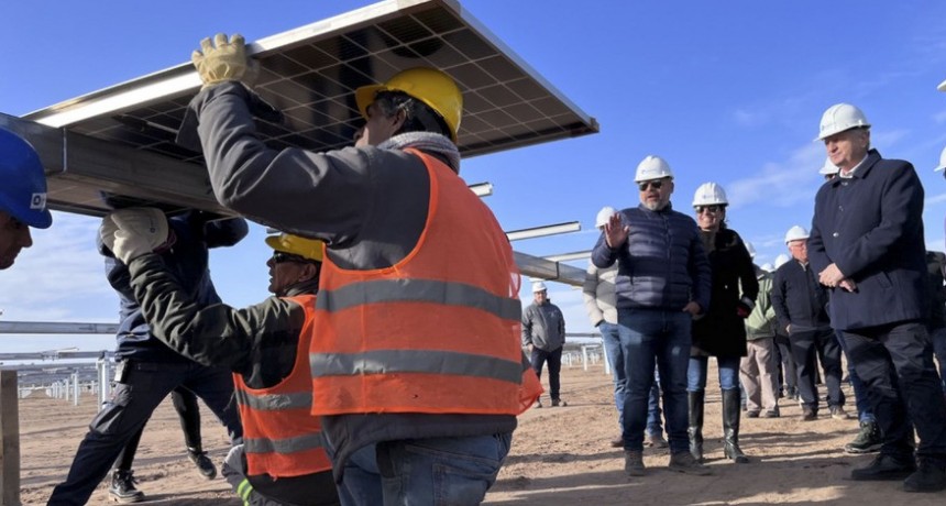 La Pampa proyecta su futuro, afirmó Ziliotto durante la colocación de los primeros paneles en el Parque Fotovoltaico de Victorica
