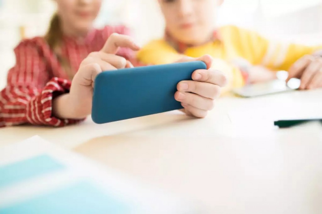  8 de cada 10 alumnos de nivel primario ya tienen celular propio: advierten sobre el impacto en el aprendizaje