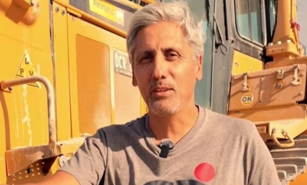 La historia de Dar&iacute;o: de oficinista municipal a manejar una topadora en el oeste