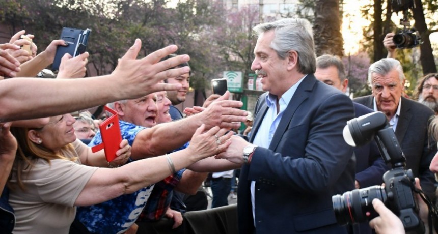 Encuesta: Alberto aumenta la brecha sobre Macri y supera el 54%