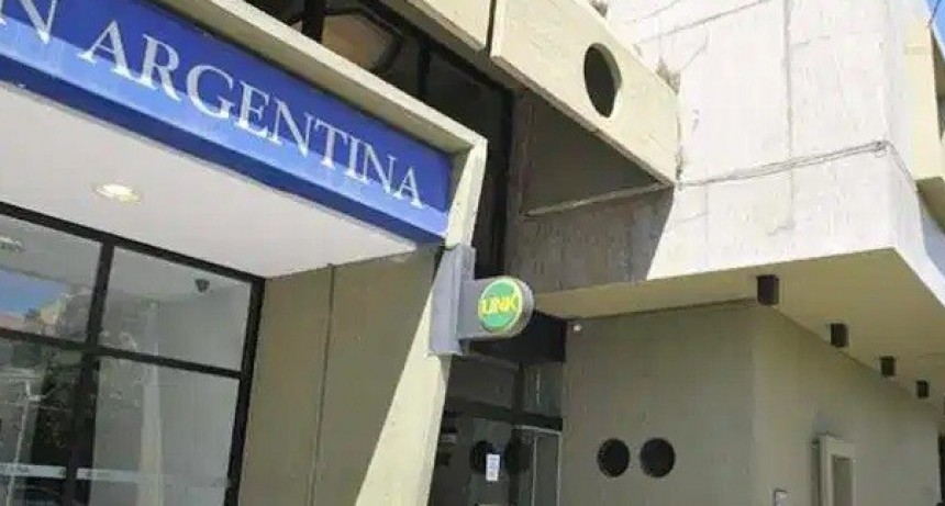 Se le escaparon dos tiros de ametralladora a un policía dentro de un banco