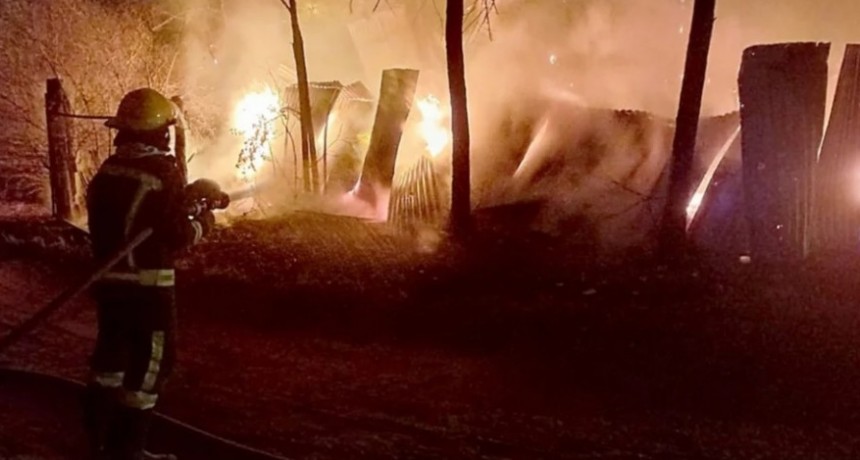 Incendio destruyó galpón y una lancha 