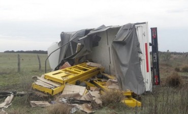 Vuelco en Ruta 55: Un bache originó este accidente