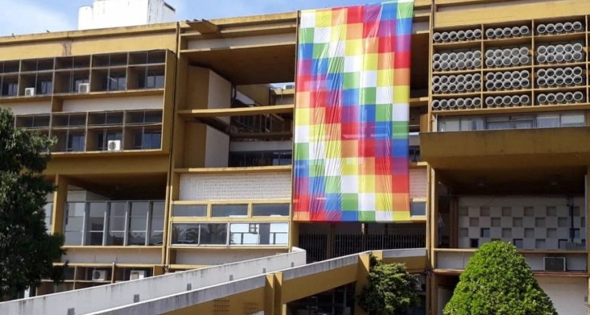 El Gobierno homenajea a los pueblos originarios con una bandera gigante