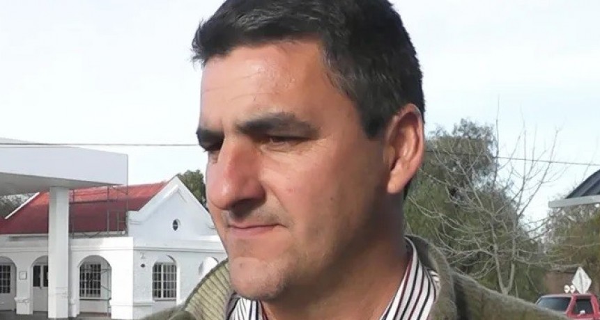 El intendente de Quehué, a las piñas en la plaza del pueblo 