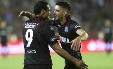 Histórico: Lanús eliminó a River y los memes  no podían faltar