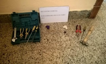 Rompen vidrio, sustraen herramientas  y otros elementos de Esc. de Luan Toro
