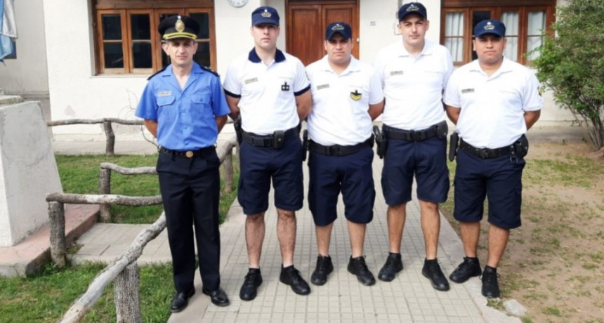 HAY EQUIPO…LA POLICIA CON UNIFORME DE VERANO