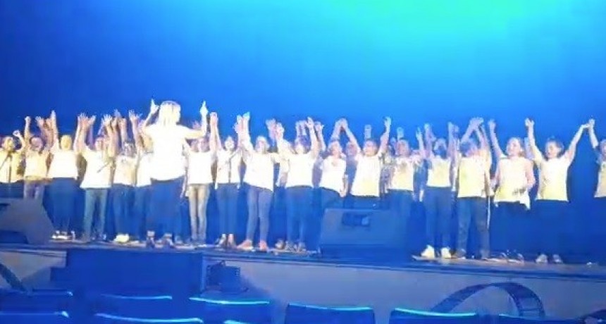 ALUMNOS DEL I.S.J.B. CANTARON EN LA PRESENTACION DEL CANCIONERO 2.O