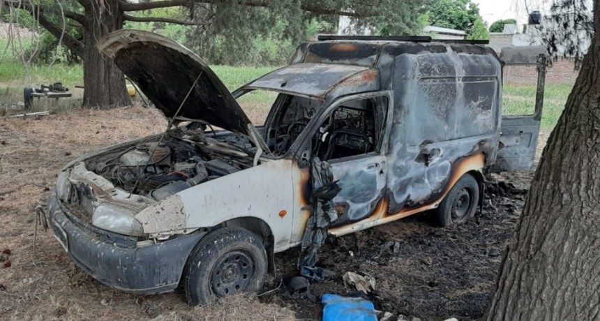 OJALA NO SE HAGA COSTUMBRE...PIROMANOS HABRIAN PRENDIDO FUEGO UN UTILITARIO