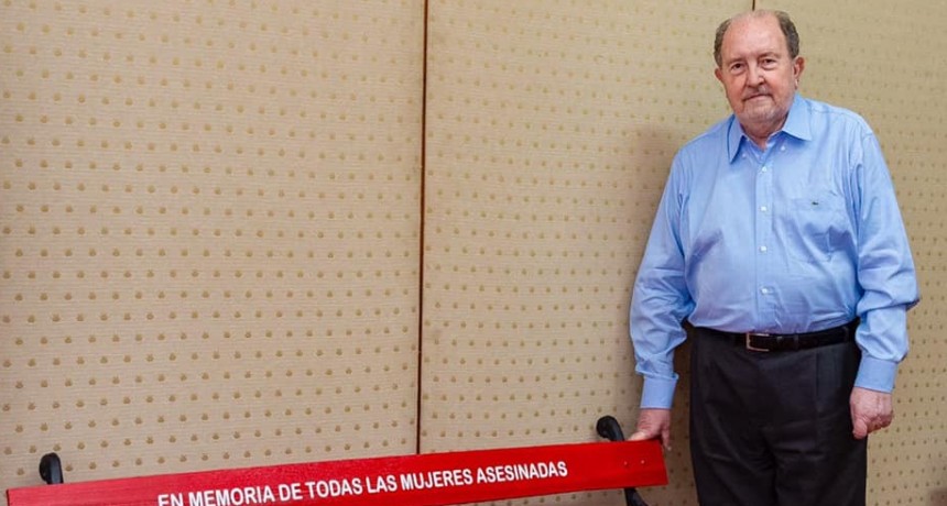 BANCO ROJO EN EL CENTRO CÍVICO