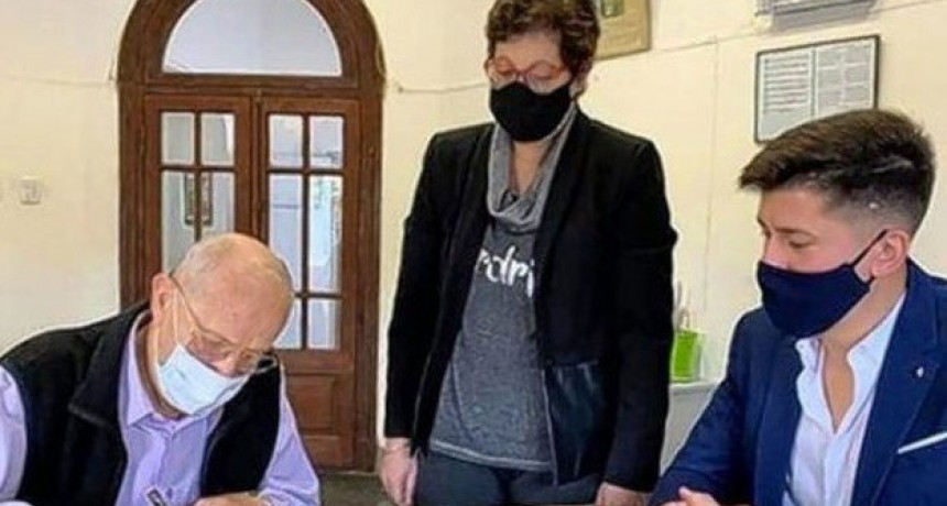 Un abuelo de 88 años conmovió a todos al donar sus bienes, que incluyen una casa y un auto al hospital del pueblo en el que vive.