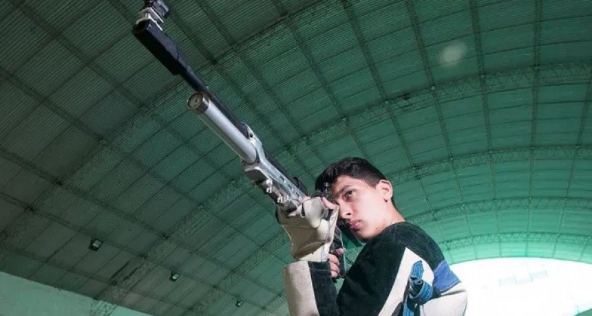 El tirador Victoriquense Matias Carranza practica en el Polideportivo Butaló