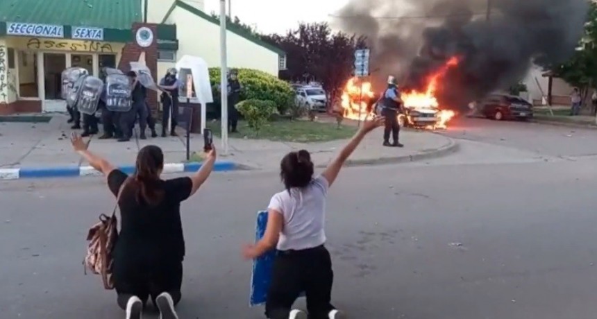 Graves incidentes: prendieron fuego patrulleros y atacaron con piedras la Seccional Sexta