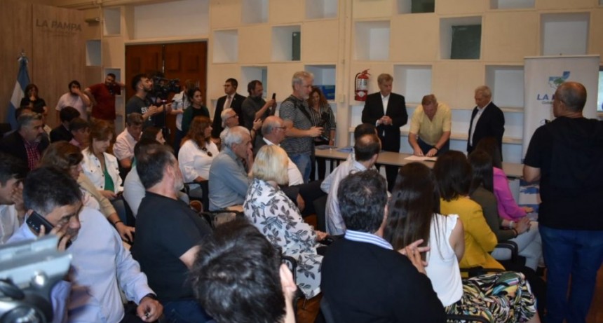 20 viviendas para Victorica, firman convenios del Plan Mi Casa 3