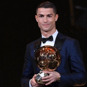 Ronaldo ganó su quinto Balón de Oro y alcanzó a Lionel Messi