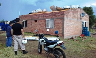 Algarrobo: fuertes vientos provocaron voladura de techos
