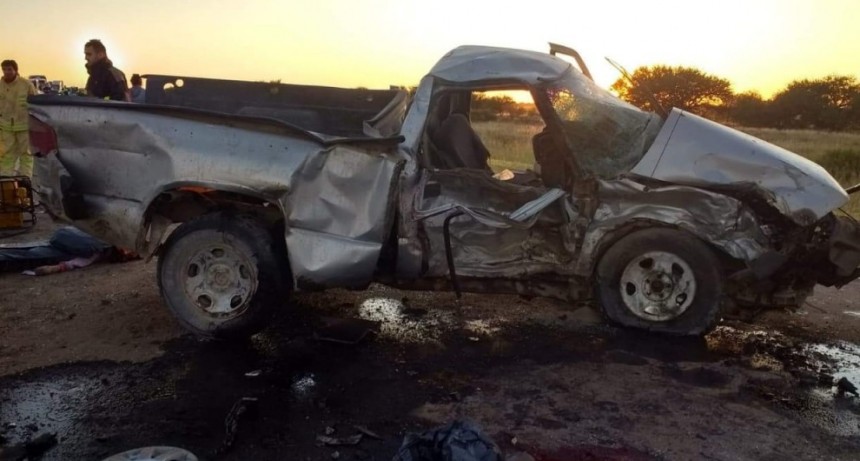 Murieron 4 adultos y 3 niños en un terrible accidente cerca de La Adela