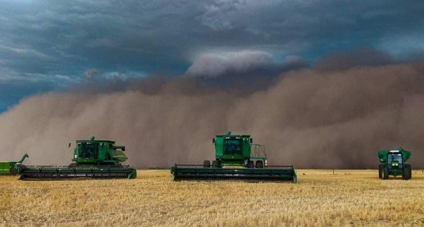 La tormenta cortó dos rutas, provocó diez incendios, evacuados y techos volados 