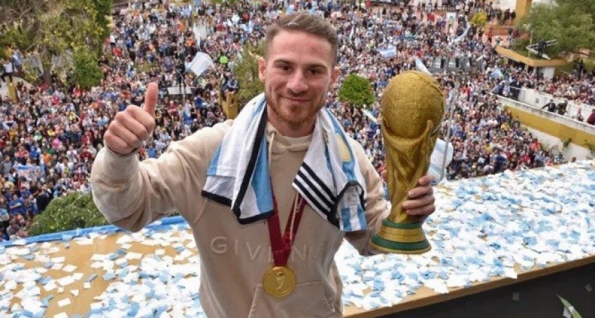 Una multitud recibió al campeón del mundo Alexis Mac Allister 