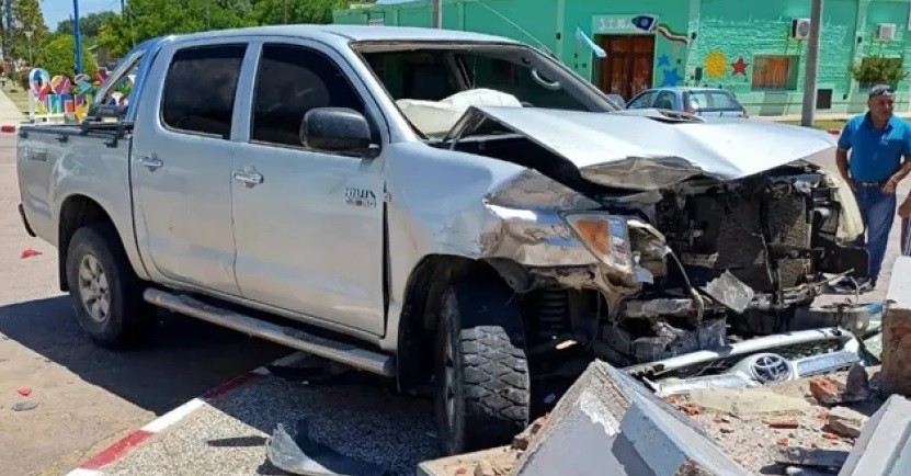 Una camioneta se incrustó en el monumento al fundador en Telén