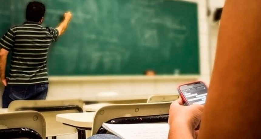 Reunión clave para prohibir el uso de celulares en la escuela